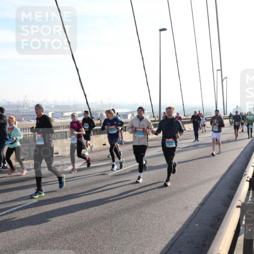 03.10.2025 - Köhlbrandbrückenlauf Julia Fischer http://msf.ph/oto/9002182 03.10.2025 09:26:35 Position 1  meine-sportfotos.de