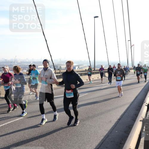 03.10.2025 - Köhlbrandbrückenlauf Julia Fischer http://msf.ph/oto/9002194 03.10.2025 09:26:36 Position 1 1408 meine-sportfotos.de