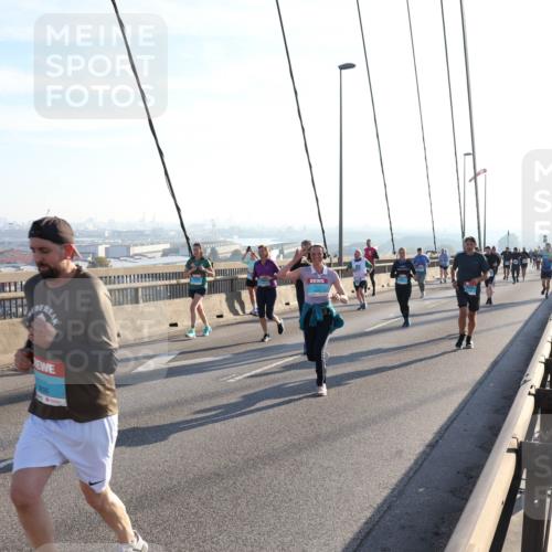 03.10.2025 - Köhlbrandbrückenlauf Julia Fischer http://msf.ph/oto/9002215 03.10.2025 09:26:38 Position 1  meine-sportfotos.de