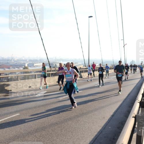 03.10.2025 - Köhlbrandbrückenlauf Julia Fischer http://msf.ph/oto/9002223 03.10.2025 09:26:39 Position 1  meine-sportfotos.de