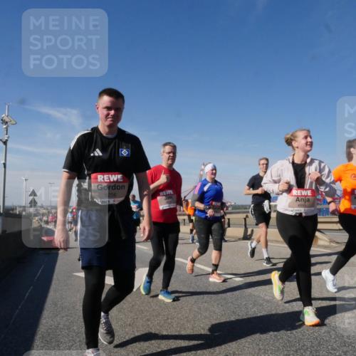 03.10.2025 - Köhlbrandbrückenlauf Matties Gatica Varas http://msf.ph/oto/9002224 03.10.2025 12:55:39 Position 2 5256, 4695, 4910 meine-sportfotos.de