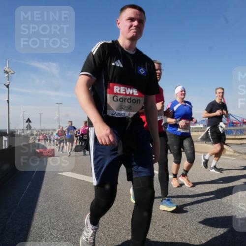 03.10.2025 - Köhlbrandbrückenlauf Matties Gatica Varas http://msf.ph/oto/9002233 03.10.2025 12:55:40 Position 2 5256 meine-sportfotos.de