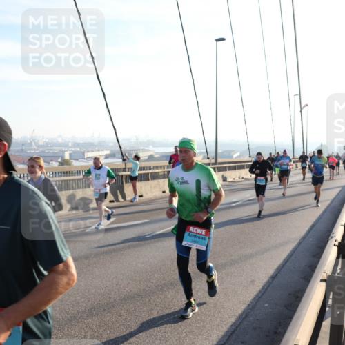 03.10.2025 - Köhlbrandbrückenlauf Julia Fischer http://msf.ph/oto/9002253 03.10.2025 09:26:42 Position 1 3461 meine-sportfotos.de