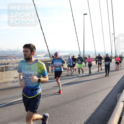 03.10.2025 - Köhlbrandbrückenlauf Julia Fischer http://msf.ph/oto/9002279 03.10.2025 09:26:46 Position 1  meine-sportfotos.de