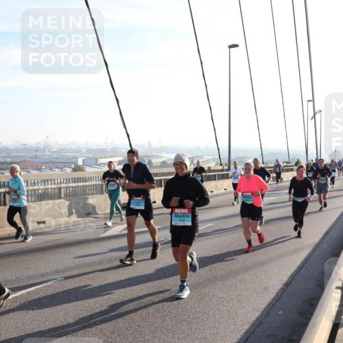 03.10.2025 - Köhlbrandbrückenlauf Julia Fischer http://msf.ph/oto/9002314 03.10.2025 09:26:50 Position 1 1338 meine-sportfotos.de