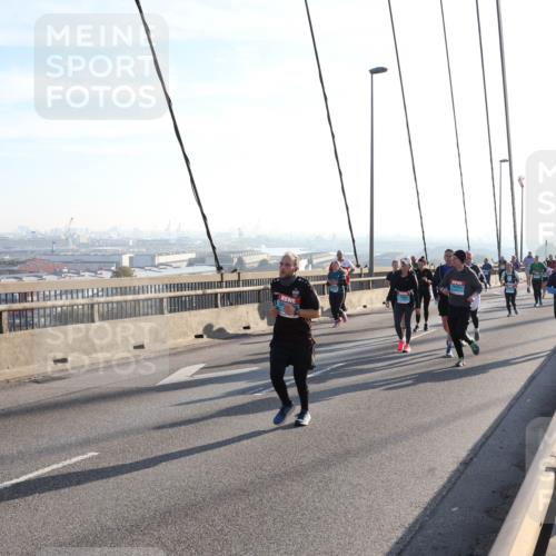 03.10.2025 - Köhlbrandbrückenlauf Julia Fischer http://msf.ph/oto/9002368 03.10.2025 09:26:55 Position 1  meine-sportfotos.de