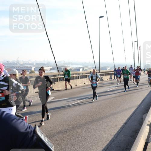 03.10.2025 - Köhlbrandbrückenlauf Julia Fischer http://msf.ph/oto/9002395 03.10.2025 09:27:00 Position 1  meine-sportfotos.de