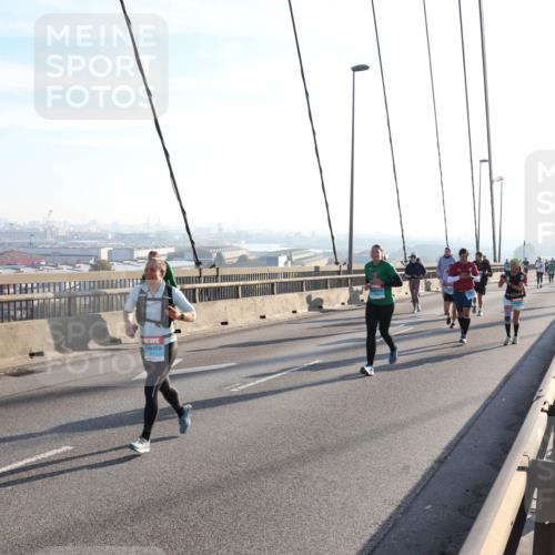 03.10.2025 - Köhlbrandbrückenlauf Julia Fischer http://msf.ph/oto/9002401 03.10.2025 09:27:01 Position 1  meine-sportfotos.de