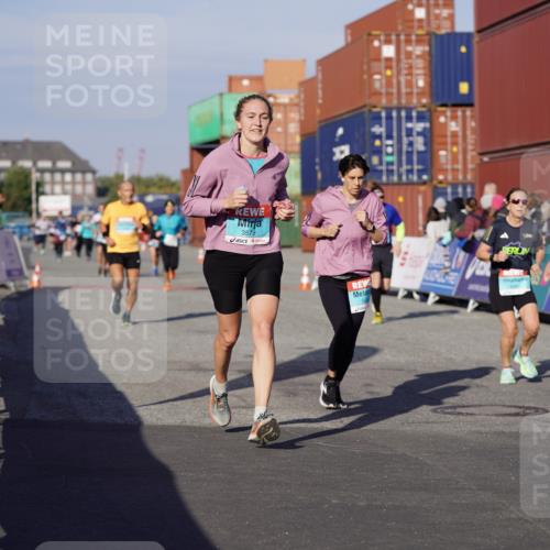 03.10.2025 - Köhlbrandbrückenlauf Michael Burmester http://msf.ph/oto/9002418 03.10.2025 10:05:43 Ziel 1092, 1132, 1424, 1428, 1962, 2698, 2743, 3484, 3579, 3716 meine-sportfotos.de