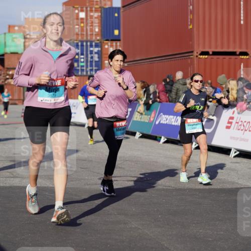 03.10.2025 - Köhlbrandbrückenlauf Michael Burmester http://msf.ph/oto/9002437 03.10.2025 10:05:44 Ziel 1092, 1132, 1424, 1428, 1962, 2743, 2913, 3484, 3579, 3716 meine-sportfotos.de