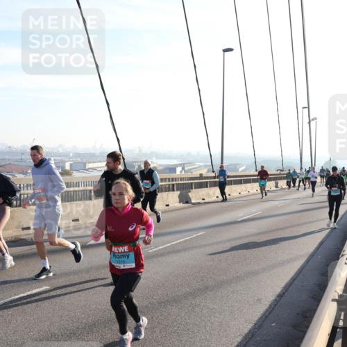 03.10.2025 - Köhlbrandbrückenlauf Julia Fischer http://msf.ph/oto/9002459 03.10.2025 09:27:07 Position 1 1515 meine-sportfotos.de