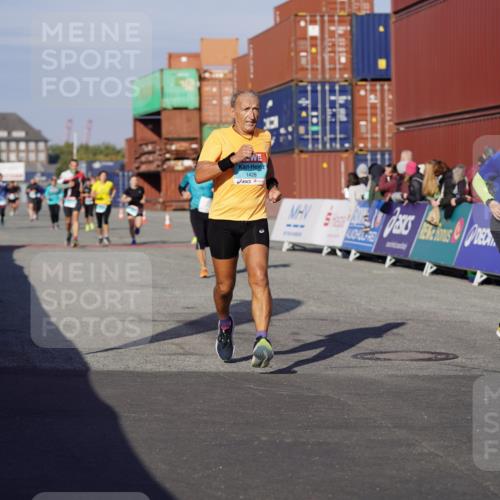 03.10.2025 - Köhlbrandbrückenlauf Michael Burmester http://msf.ph/oto/9002489 03.10.2025 10:05:47 Ziel 1092, 1132, 1424, 1428, 1962, 2743, 2913, 3579, 3716 meine-sportfotos.de