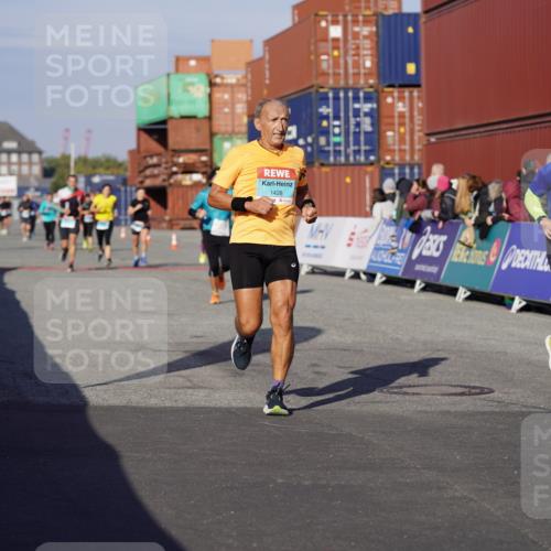 03.10.2025 - Köhlbrandbrückenlauf Michael Burmester http://msf.ph/oto/9002499 03.10.2025 10:05:47 Ziel 1092, 1132, 1424, 1428, 1962, 2743, 2913, 3579, 3716 meine-sportfotos.de