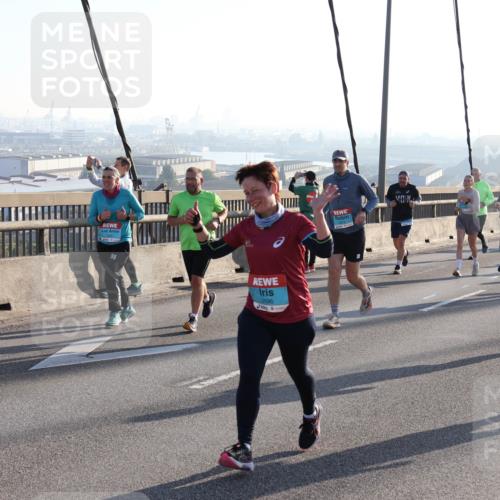 03.10.2025 - Köhlbrandbrückenlauf Julia Fischer http://msf.ph/oto/9002501 03.10.2025 09:27:20 Position 1 3596 meine-sportfotos.de