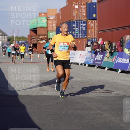 03.10.2025 - Köhlbrandbrückenlauf Michael Burmester http://msf.ph/oto/9002512 03.10.2025 10:05:47 Ziel 1092, 1132, 1424, 1428, 1962, 2743, 2913, 3579, 3716 meine-sportfotos.de
