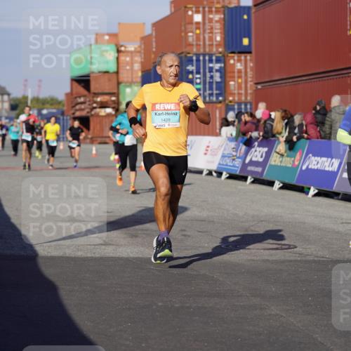 03.10.2025 - Köhlbrandbrückenlauf Michael Burmester http://msf.ph/oto/9002525 03.10.2025 10:05:47 Ziel 1092, 1132, 1424, 1428, 1962, 2743, 2913, 3579, 3716 meine-sportfotos.de