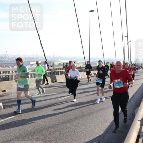 03.10.2025 - Köhlbrandbrückenlauf Julia Fischer http://msf.ph/oto/9002535 03.10.2025 09:27:25 Position 1 1498 meine-sportfotos.de
