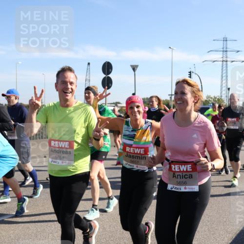 03.10.2025 - Köhlbrandbrückenlauf Julia Fischer http://msf.ph/oto/9002560 03.10.2025 12:20:20 Position 3 5658, 5657, 5656 meine-sportfotos.de