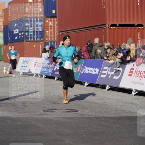 03.10.2025 - Köhlbrandbrückenlauf Michael Burmester http://msf.ph/oto/9002604 03.10.2025 10:05:49 Ziel 1092, 1132, 1242, 1424, 1428, 1626, 2913, 3053, 3333, 3579 meine-sportfotos.de