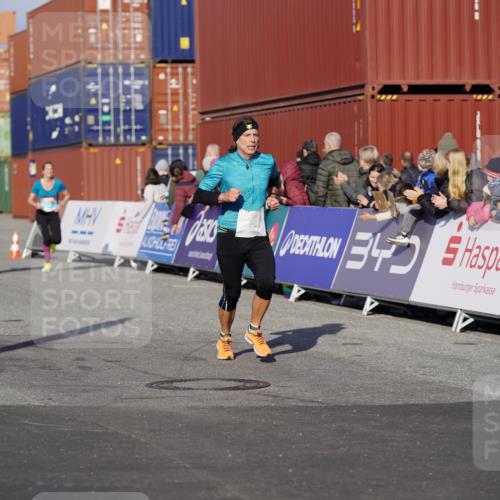 03.10.2025 - Köhlbrandbrückenlauf Michael Burmester http://msf.ph/oto/9002616 03.10.2025 10:05:49 Ziel 1092, 1132, 1242, 1424, 1428, 1626, 2913, 3053, 3333, 3579 meine-sportfotos.de