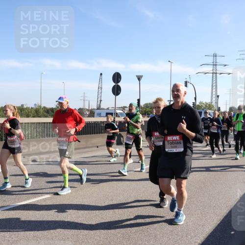 03.10.2025 - Köhlbrandbrückenlauf Julia Fischer http://msf.ph/oto/9002626 03.10.2025 12:20:29 Position 3 6039, 5450, 5449 meine-sportfotos.de