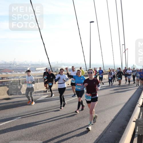 03.10.2025 - Köhlbrandbrückenlauf Julia Fischer http://msf.ph/oto/9002628 03.10.2025 09:27:43 Position 1  meine-sportfotos.de