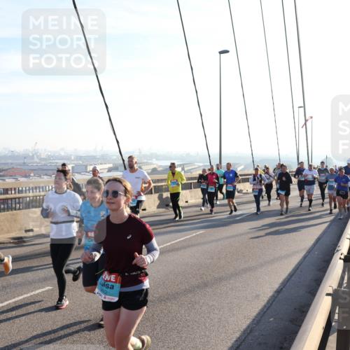 03.10.2025 - Köhlbrandbrückenlauf Julia Fischer http://msf.ph/oto/9002638 03.10.2025 09:27:44 Position 1 3842 meine-sportfotos.de
