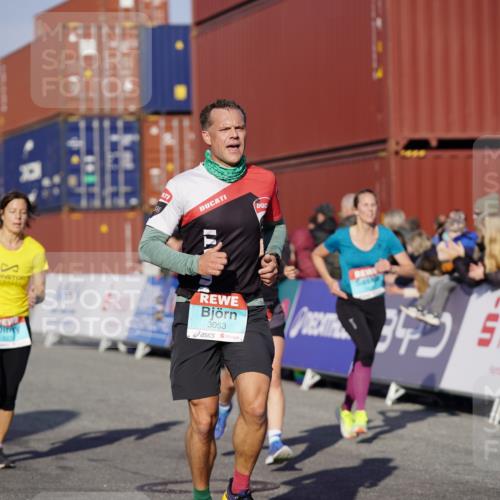 03.10.2025 - Köhlbrandbrückenlauf Michael Burmester http://msf.ph/oto/9002698 03.10.2025 10:05:54 Ziel 1242, 1333, 1352, 1356, 1626, 2913, 3053, 3333 meine-sportfotos.de