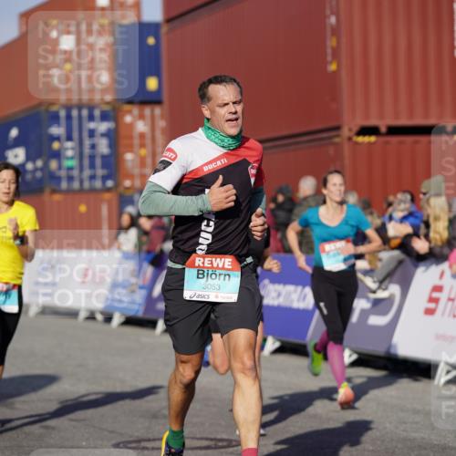 03.10.2025 - Köhlbrandbrückenlauf Michael Burmester http://msf.ph/oto/9002708 03.10.2025 10:05:54 Ziel 1242, 1333, 1352, 1356, 1626, 2913, 3053, 3333 meine-sportfotos.de