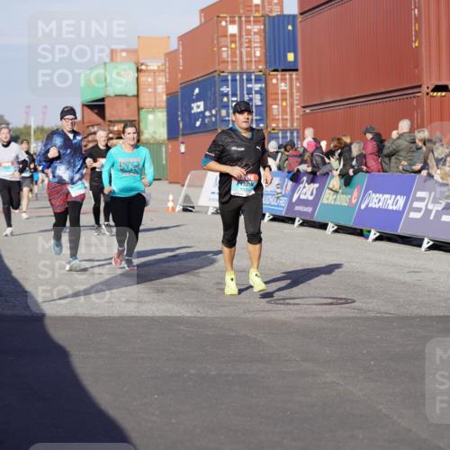03.10.2025 - Köhlbrandbrückenlauf Michael Burmester http://msf.ph/oto/9002763 03.10.2025 10:05:58 Ziel 1199, 1242, 1333, 1352, 1356, 1397, 1505, 1626, 3053, 3333, 3764 meine-sportfotos.de