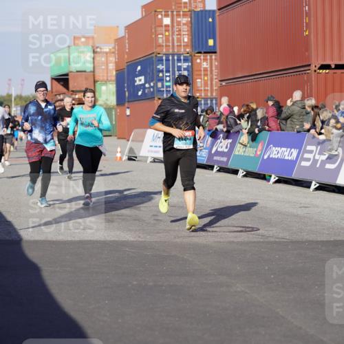 03.10.2025 - Köhlbrandbrückenlauf Michael Burmester http://msf.ph/oto/9002774 03.10.2025 10:05:58 Ziel 1199, 1242, 1333, 1352, 1356, 1397, 1505, 1626, 3053, 3333, 3764 meine-sportfotos.de