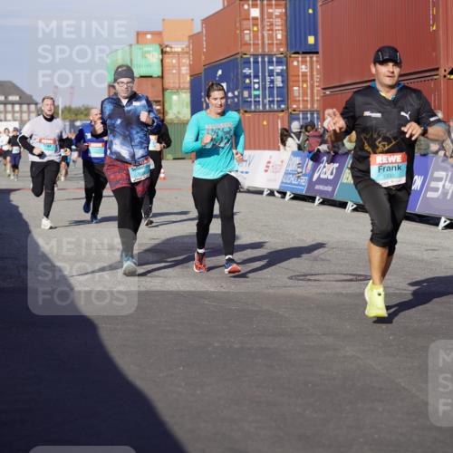 03.10.2025 - Köhlbrandbrückenlauf Michael Burmester http://msf.ph/oto/9002804 03.10.2025 10:05:59 Ziel 1199, 1242, 1333, 1352, 1356, 1397, 1505, 1626, 3053, 3333, 3764 meine-sportfotos.de