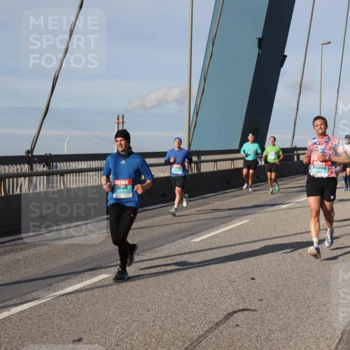 03.10.2025 - Köhlbrandbrückenlauf Julia Fischer http://msf.ph/oto/9002816 03.10.2025 09:43:08 Position 2 1370 meine-sportfotos.de