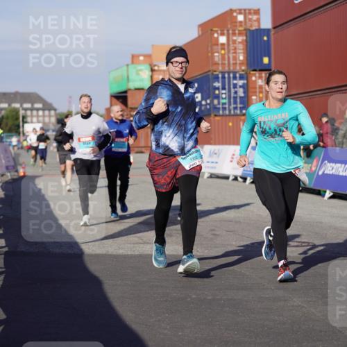 03.10.2025 - Köhlbrandbrückenlauf Michael Burmester http://msf.ph/oto/9002858 03.10.2025 10:06:00 Ziel 1199, 1242, 1299, 1333, 1352, 1356, 1397, 1505, 1626, 3053, 3333, 3764 meine-sportfotos.de