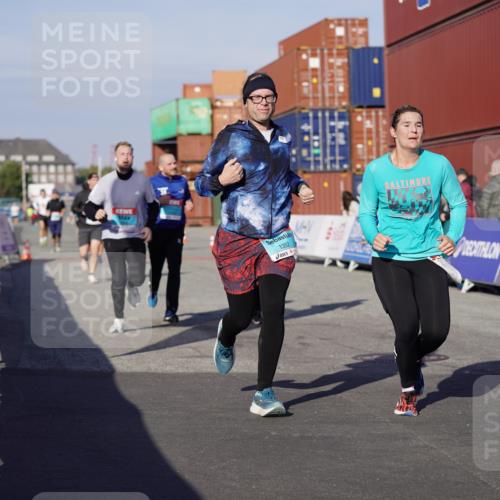 03.10.2025 - Köhlbrandbrückenlauf Michael Burmester http://msf.ph/oto/9002871 03.10.2025 10:06:00 Ziel 1199, 1242, 1299, 1333, 1352, 1356, 1397, 1505, 1626, 3053, 3333, 3764 meine-sportfotos.de