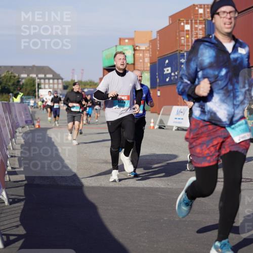 03.10.2025 - Köhlbrandbrückenlauf Michael Burmester http://msf.ph/oto/9002883 03.10.2025 10:06:00 Ziel 1199, 1242, 1299, 1333, 1352, 1356, 1397, 1505, 1626, 3053, 3333, 3764 meine-sportfotos.de