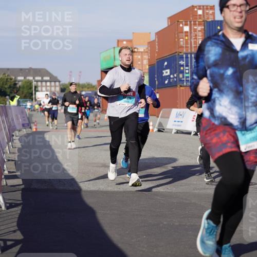 03.10.2025 - Köhlbrandbrückenlauf Michael Burmester http://msf.ph/oto/9002893 03.10.2025 10:06:01 Ziel 1199, 1299, 1333, 1352, 1356, 1397, 1505, 1626, 3764 meine-sportfotos.de