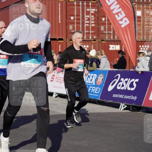 03.10.2025 - Köhlbrandbrückenlauf Michael Burmester http://msf.ph/oto/9002909 03.10.2025 10:06:02 Ziel 1199, 1299, 1333, 1352, 1356, 1397, 1505, 3764 meine-sportfotos.de