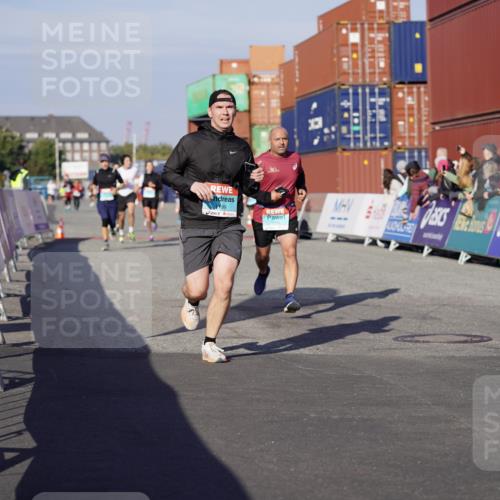 03.10.2025 - Köhlbrandbrückenlauf Michael Burmester http://msf.ph/oto/9002965 03.10.2025 10:06:04 Ziel 1199, 1255, 1299, 1333, 1352, 1356, 1397, 1445, 1505, 3625, 3764 meine-sportfotos.de