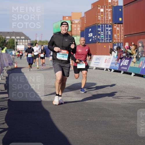 03.10.2025 - Köhlbrandbrückenlauf Michael Burmester http://msf.ph/oto/9002978 03.10.2025 10:06:04 Ziel 1199, 1255, 1299, 1333, 1352, 1356, 1397, 1445, 1505, 3625, 3764 meine-sportfotos.de