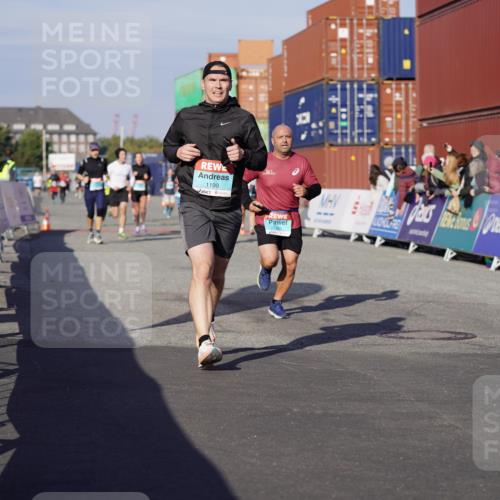 03.10.2025 - Köhlbrandbrückenlauf Michael Burmester http://msf.ph/oto/9002990 03.10.2025 10:06:04 Ziel 1199, 1255, 1299, 1333, 1352, 1356, 1397, 1445, 1505, 3625, 3764 meine-sportfotos.de