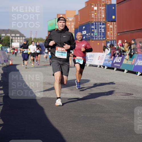 03.10.2025 - Köhlbrandbrückenlauf Michael Burmester http://msf.ph/oto/9003001 03.10.2025 10:06:04 Ziel 1199, 1255, 1299, 1333, 1352, 1356, 1397, 1445, 1505, 3625, 3764 meine-sportfotos.de