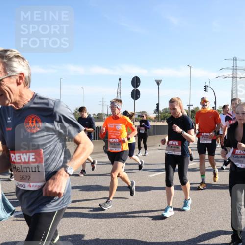 03.10.2025 - Köhlbrandbrückenlauf Julia Fischer http://msf.ph/oto/9003011 03.10.2025 12:21:16 Position 3 52, 5672, 04264, 6230, 5117, 4697 meine-sportfotos.de