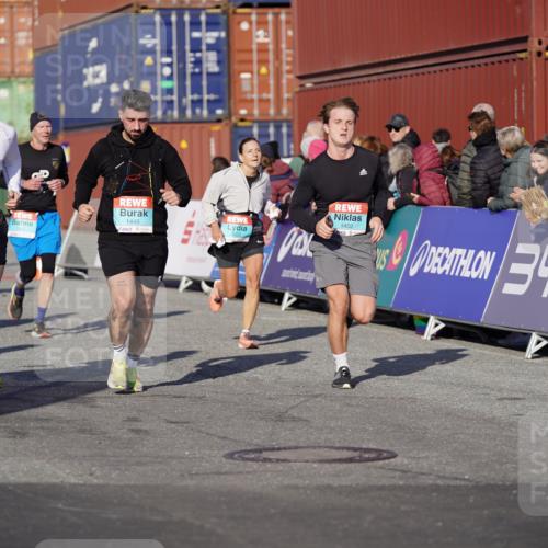 03.10.2025 - Köhlbrandbrückenlauf Michael Burmester http://msf.ph/oto/9003053 03.10.2025 10:06:08 Ziel 1100, 1152, 1199, 1255, 1299, 1402, 1445, 1505, 3228, 3233, 3563, 3625, 3764 meine-sportfotos.de