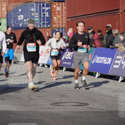 03.10.2025 - Köhlbrandbrückenlauf Michael Burmester http://msf.ph/oto/9003065 03.10.2025 10:06:08 Ziel 1100, 1152, 1199, 1255, 1299, 1402, 1445, 1505, 3228, 3233, 3563, 3625, 3764 meine-sportfotos.de