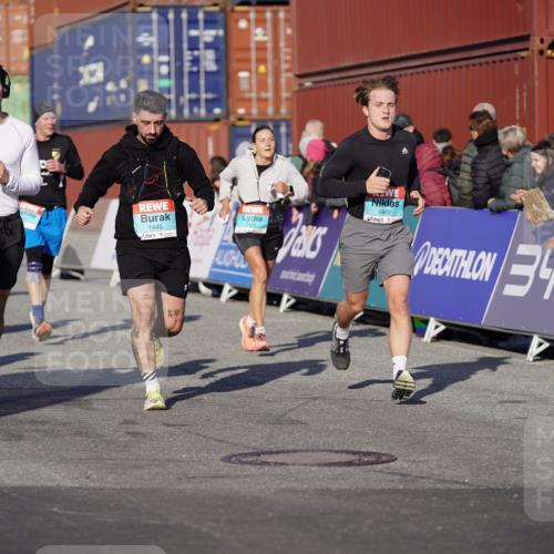 03.10.2025 - Köhlbrandbrückenlauf Michael Burmester http://msf.ph/oto/9003075 03.10.2025 10:06:08 Ziel 1100, 1152, 1199, 1255, 1299, 1402, 1445, 1505, 3228, 3233, 3563, 3625, 3764 meine-sportfotos.de