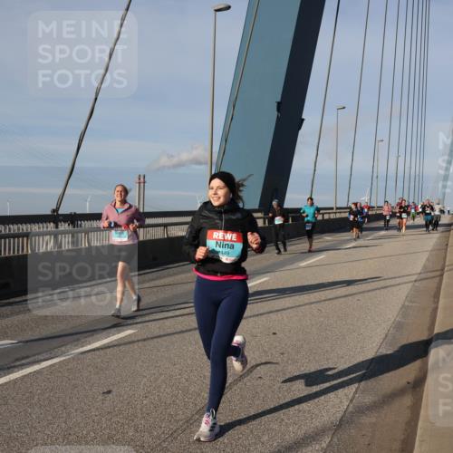 03.10.2025 - Köhlbrandbrückenlauf Julia Fischer http://msf.ph/oto/9003098 03.10.2025 09:44:24 Position 2 449 meine-sportfotos.de