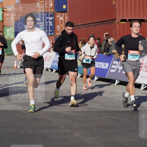 03.10.2025 - Köhlbrandbrückenlauf Michael Burmester http://msf.ph/oto/9003107 03.10.2025 10:06:09 Ziel 1100, 1152, 1199, 1255, 1299, 1402, 1445, 3228, 3233, 3492, 3563, 3625 meine-sportfotos.de
