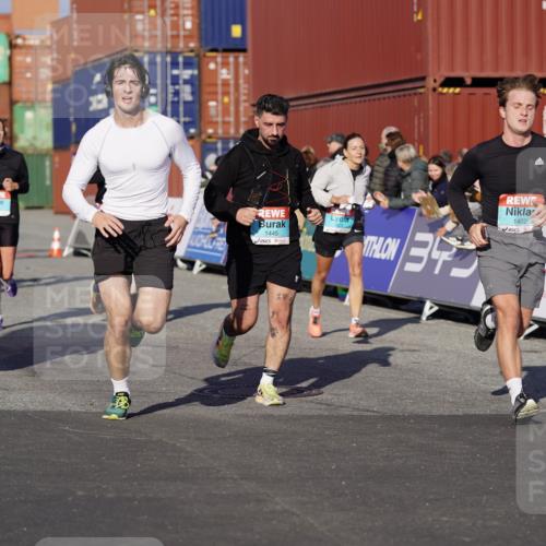 03.10.2025 - Köhlbrandbrückenlauf Michael Burmester http://msf.ph/oto/9003117 03.10.2025 10:06:09 Ziel 1100, 1152, 1199, 1255, 1299, 1402, 1445, 3228, 3233, 3492, 3563, 3625 meine-sportfotos.de