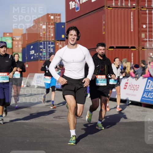 03.10.2025 - Köhlbrandbrückenlauf Michael Burmester http://msf.ph/oto/9003129 03.10.2025 10:06:10 Ziel 1100, 1152, 1255, 1299, 1402, 1445, 3228, 3233, 3492, 3563, 3625 meine-sportfotos.de